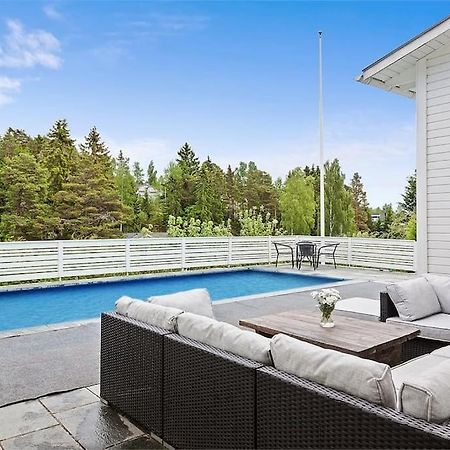 Villa Med Pool Och Bara 600M Till Havet! Trosa Exteriör bild