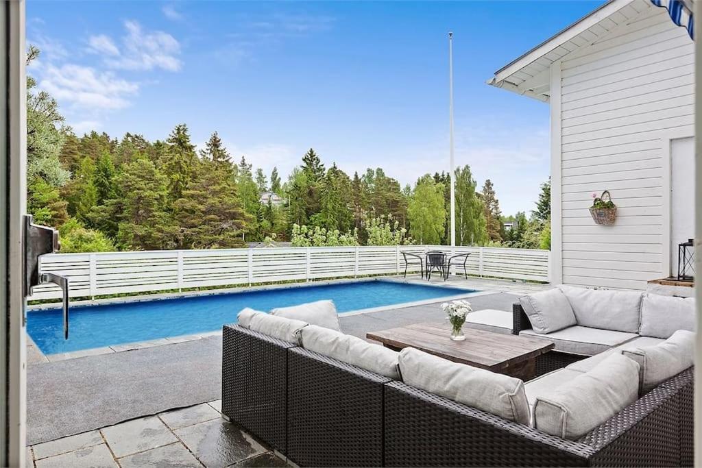 Villa Med Pool Och Bara 600M Till Havet! Trosa Exteriör bild