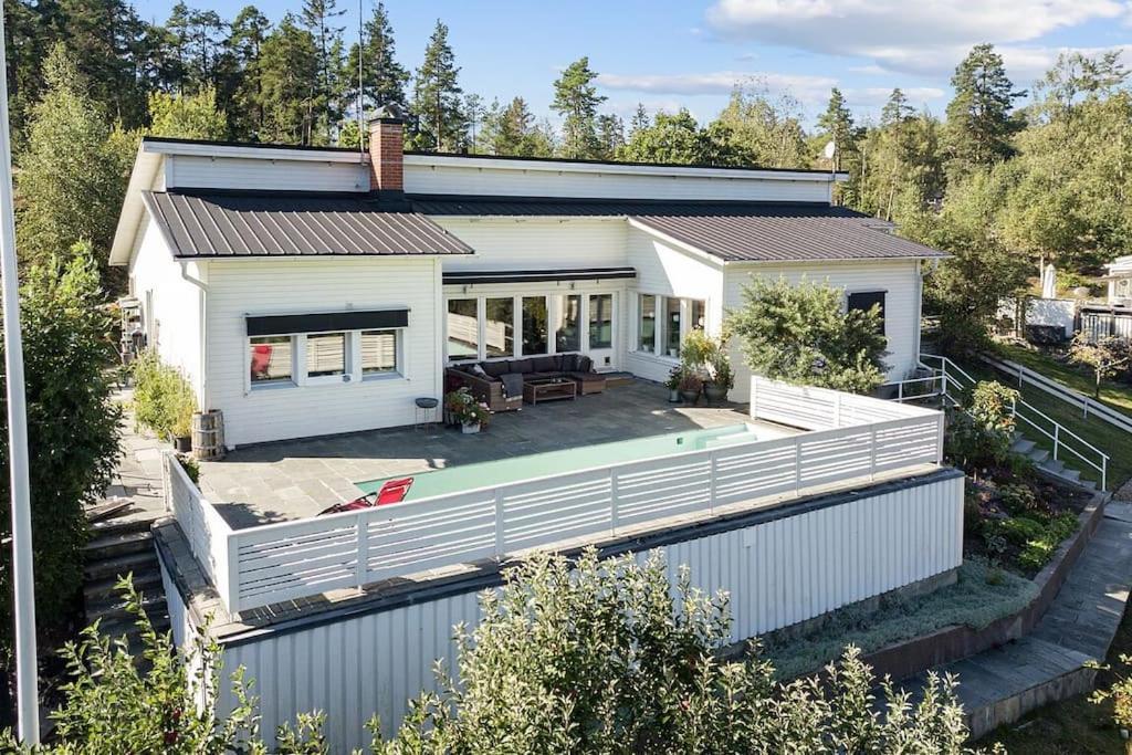 Villa Med Pool Och Bara 600M Till Havet! Trosa Exteriör bild
